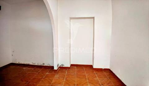 Moradia t6 com anexos e terreno em pousados – a 5 minutos de alcanena