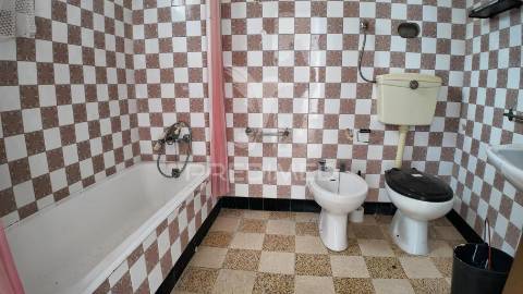 Moradia t6 com anexos e terreno em pousados – a 5 minutos de alcanena