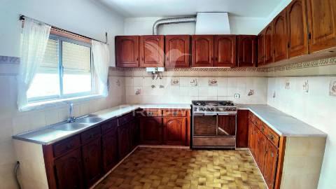 Moradia t6 com anexos e terreno em pousados – a 5 minutos de alcanena