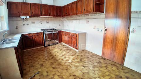 Moradia t6 com anexos e terreno em pousados – a 5 minutos de alcanena