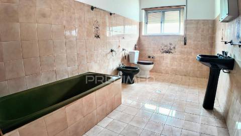 Moradia t6 com anexos e terreno em pousados – a 5 minutos de alcanena