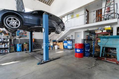 Armazém para venda, em zona industrial do casal do marco