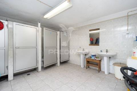 Armazém para venda, em zona industrial do casal do marco