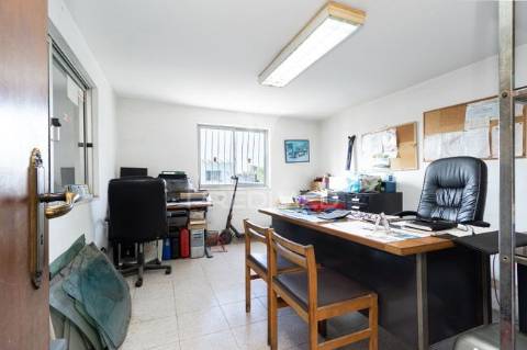 Armazém para venda, em zona industrial do casal do marco