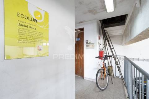 Armazém para venda, em zona industrial do casal do marco