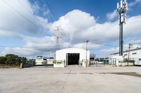 Armazém para venda, em zona industrial do casal do marco