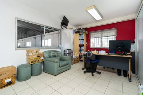 Armazém para venda, em zona industrial do casal do marco