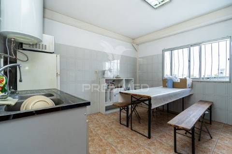 Armazém para venda, em zona industrial do casal do marco