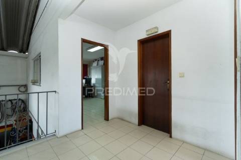 Armazém para venda, em zona industrial do casal do marco