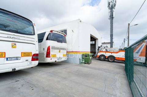 Armazém para venda, em zona industrial do casal do marco