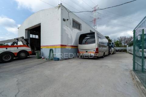 Armazém para venda, em zona industrial do casal do marco