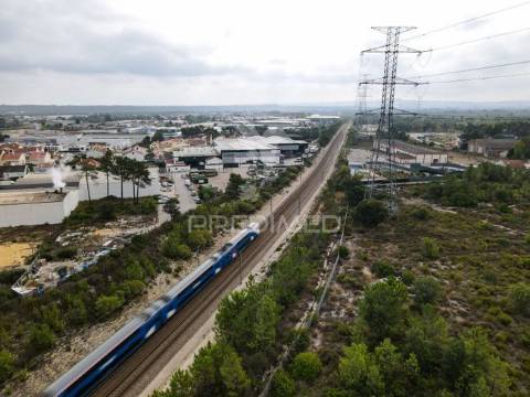 Armazém para venda, em zona industrial do casal do marco
