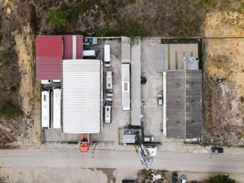 Armazém para venda, em zona industrial do casal do marco
