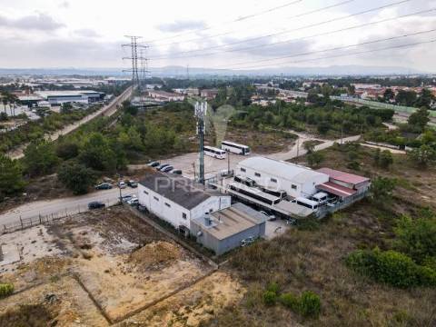 Armazém para venda, em zona industrial do casal do marco