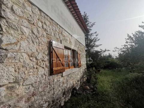 Valor negociável- encantadora moradia renovada em pedra e madeira.