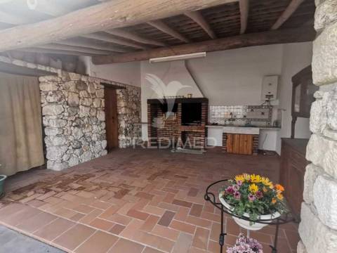 Valor negociável- encantadora moradia renovada em pedra e madeira.