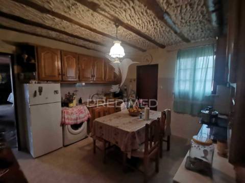 Valor negociável- encantadora moradia renovada em pedra e madeira.