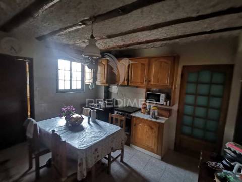 Valor negociável- encantadora moradia renovada em pedra e madeira.