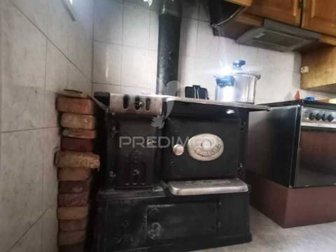 Valor negociável- encantadora moradia renovada em pedra e madeira.