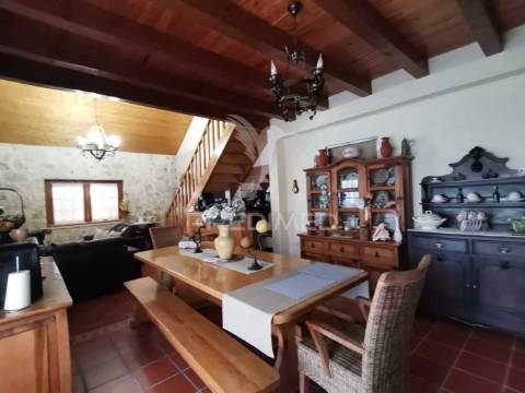 Valor negociável- encantadora moradia renovada em pedra e madeira.
