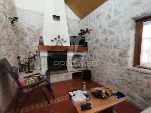 Valor negociável- encantadora moradia renovada em pedra e madeira.