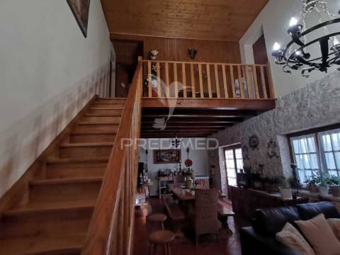 Valor negociável- encantadora moradia renovada em pedra e madeira.
