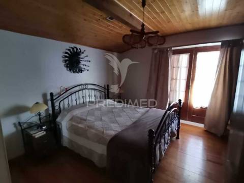 Valor negociável- encantadora moradia renovada em pedra e madeira.