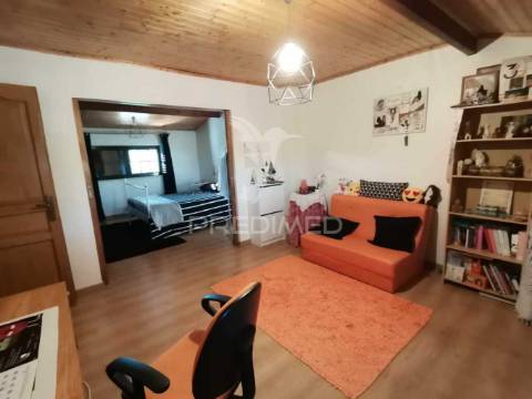 Valor negociável- encantadora moradia renovada em pedra e madeira.