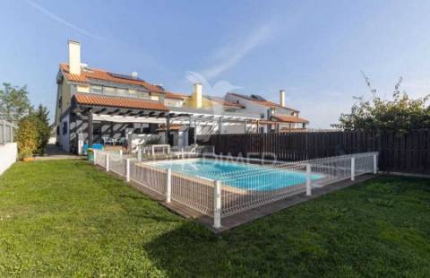 Moradia com piscina e lote de 740 m2