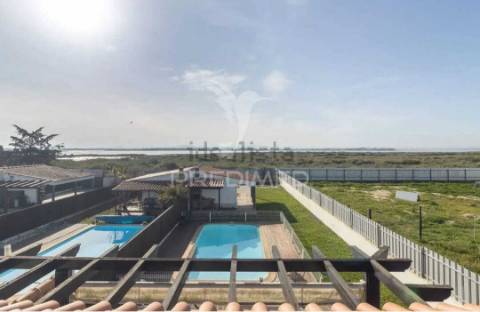 Moradia com piscina e lote de 740 m2