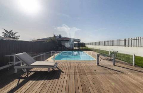 Moradia com piscina e lote de 740 m2