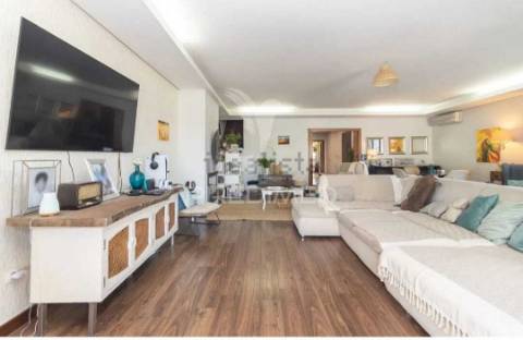 Moradia com piscina e lote de 740 m2