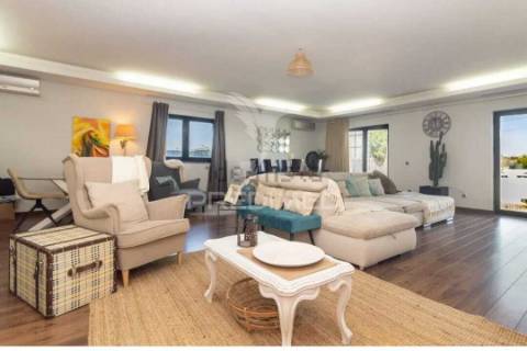 Moradia com piscina e lote de 740 m2