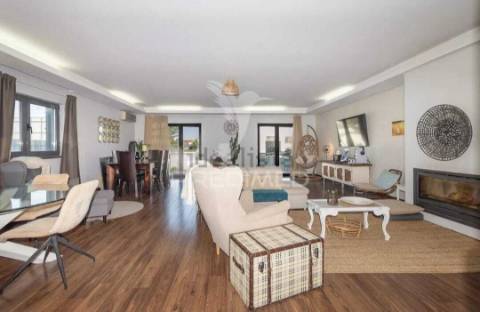 Moradia com piscina e lote de 740 m2