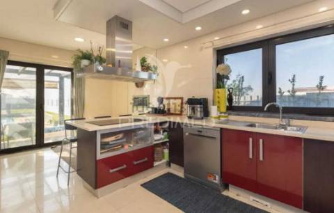 Moradia com piscina e lote de 740 m2