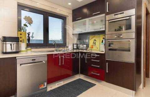 Moradia com piscina e lote de 740 m2