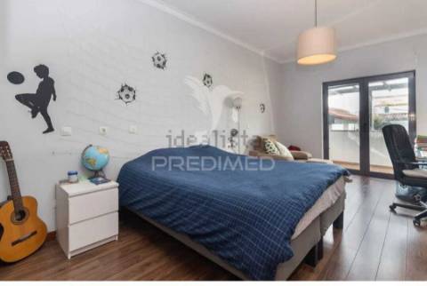 Moradia com piscina e lote de 740 m2