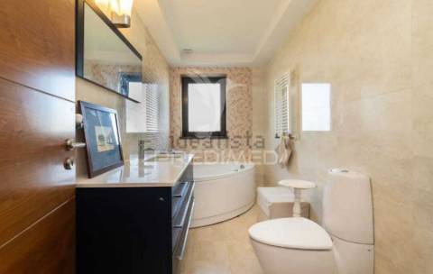 Moradia com piscina e lote de 740 m2