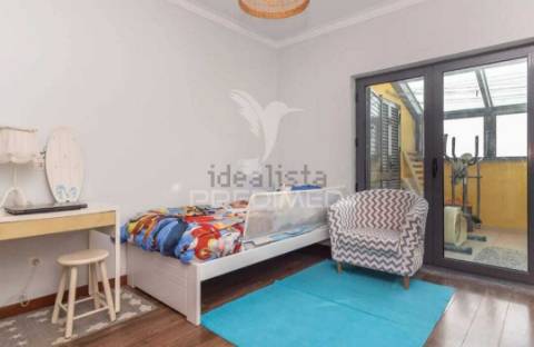 Moradia com piscina e lote de 740 m2