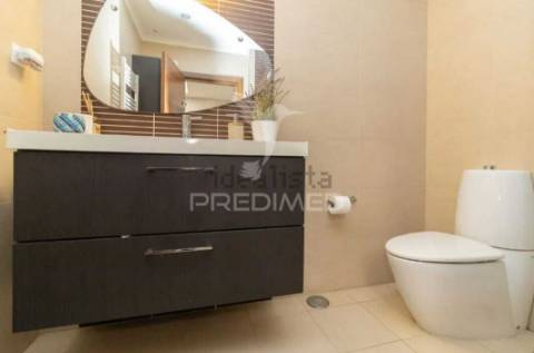 Moradia com piscina e lote de 740 m2