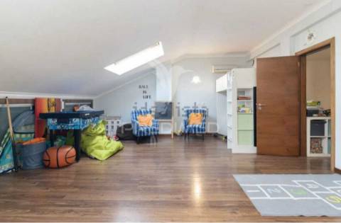 Moradia com piscina e lote de 740 m2