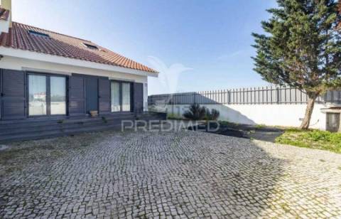 Moradia com piscina e lote de 740 m2