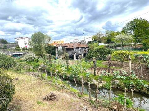 Terreno com 3 moradias para restauro