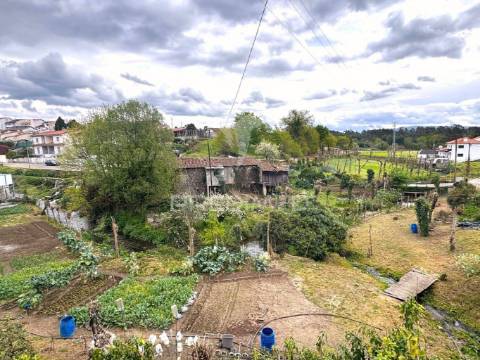 Terreno com 3 moradias para restauro