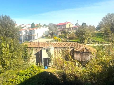 Terreno com 3 moradias para restauro