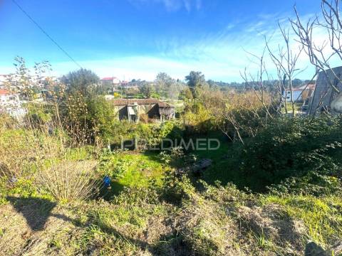 Terreno com 3 moradias para restauro