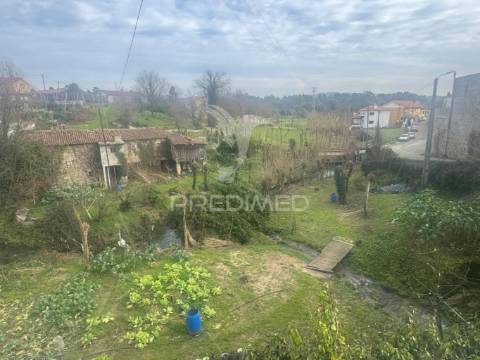 Terreno com 3 moradias para restauro