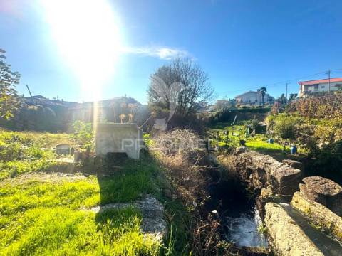 Terreno com 3 moradias para restauro