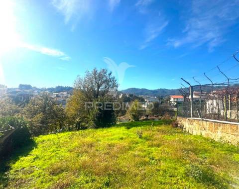 Terreno com 3 moradias para restauro