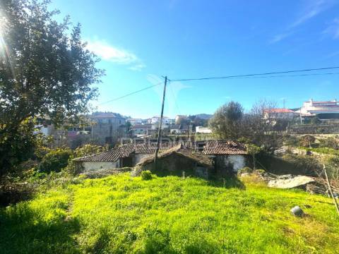 Terreno com 3 moradias para restauro